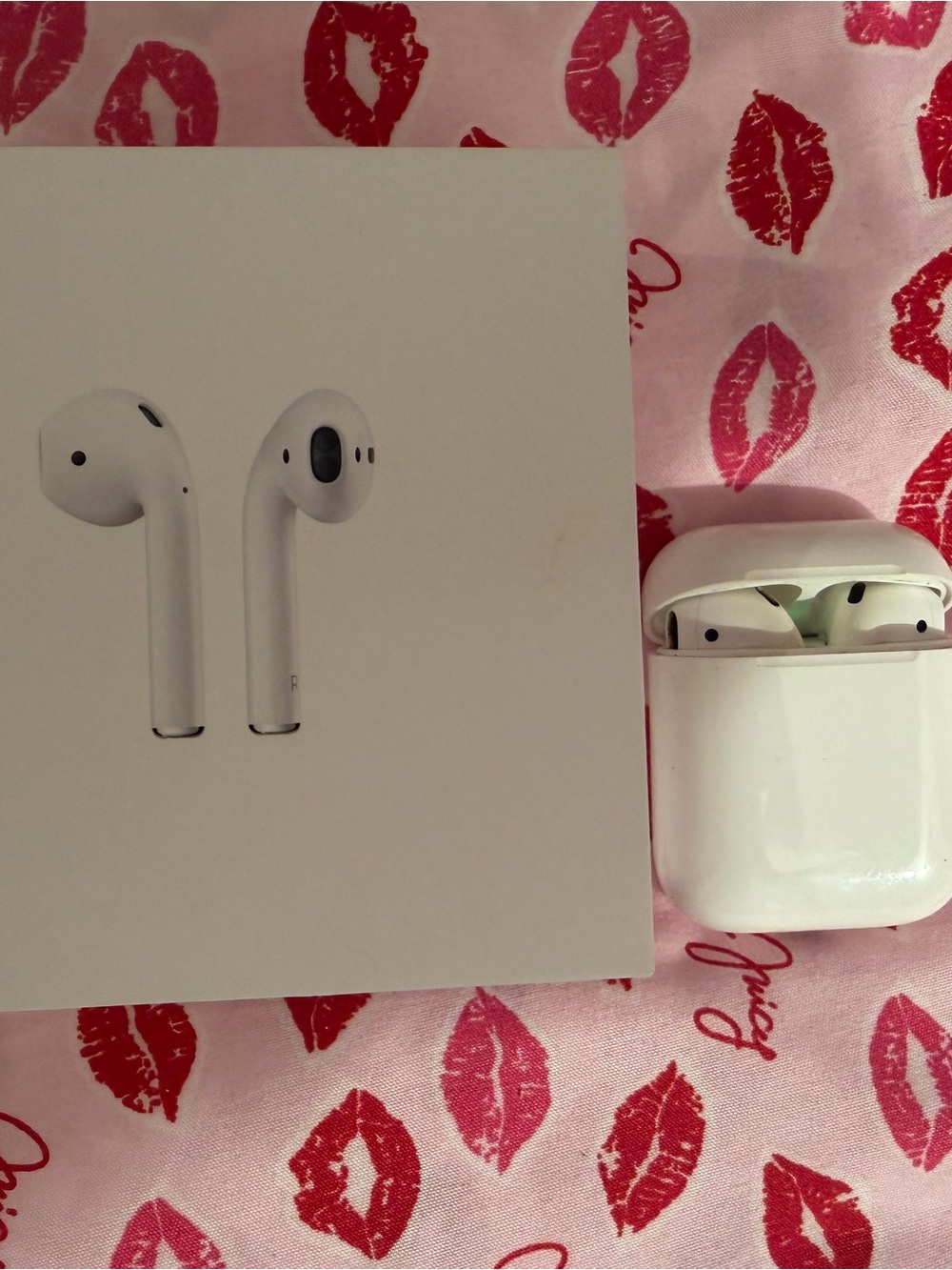 Apple White Wireless Earbuds with Charging Case 2nd gen with charger